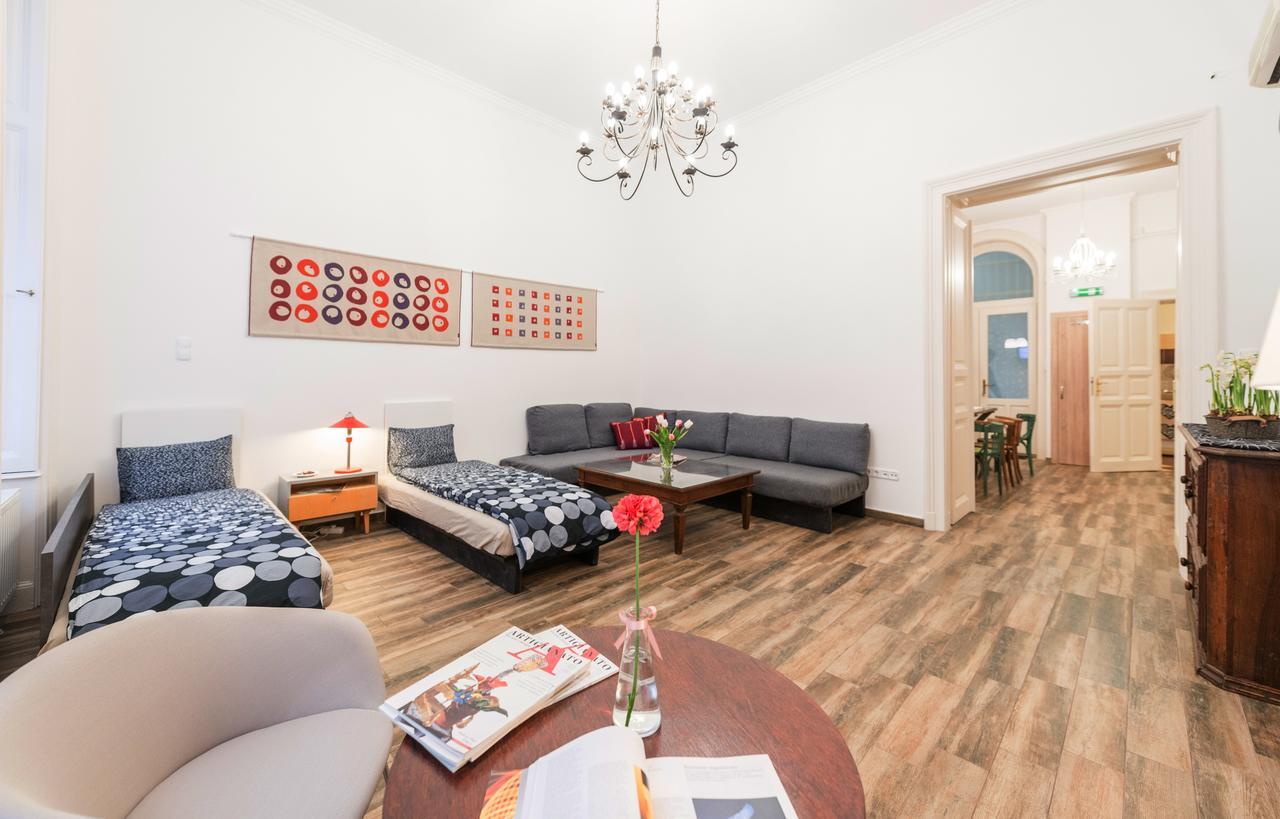 Family And Friends Apartment Budapest Exterior photo